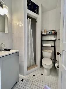 萨拉索塔Burns Square Hotel的白色的浴室设有卫生间和水槽。