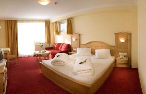 福姆普Hotel Vomperhof的酒店客房,配有床铺和红地毯