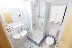 库克斯港Horizont-Wohnung-3的带淋浴、盥洗盆和卫生间的浴室