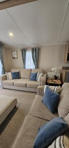 Beautiful Caravan With Decking Wifi At Isle Of Wight, Sleeps 4 Ref 84047sv的休息区