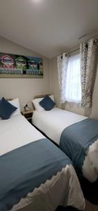 Beautiful Caravan With Decking Wifi At Isle Of Wight, Sleeps 4 Ref 84047sv客房内的一张或多张床位