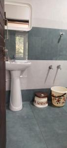 马迪凯里Katakeri Deluxe Holiday Homes的浴室配有盥洗盆、卫生间和浴缸。
