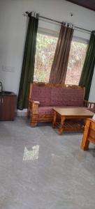 马迪凯里Katakeri Deluxe Holiday Homes的客厅配有沙发和桌子