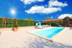 罗波里卡Ferienhaus mit Privatpool für 8 Personen ca 130 qm in Loborika, Istrien Südküste von Istrien的庭院中带滑梯的游泳池