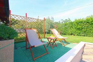 罗波里卡Ferienhaus mit Privatpool für 8 Personen ca 130 qm in Loborika, Istrien Südküste von Istrien的庭院里设有两把椅子和一张桌子
