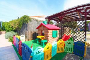 罗波里卡Ferienhaus mit Privatpool für 8 Personen ca 130 qm in Loborika, Istrien Südküste von Istrien的玩具火车场,有小玩具屋