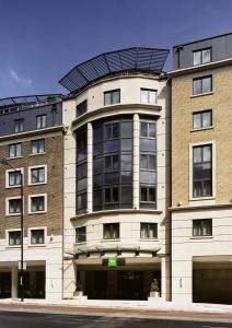 伦敦伦敦萨瑟克宜必思尚品酒店 - 博罗市场附近的一座拥有许多窗户的大型建筑