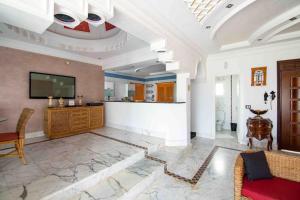 塔格梅斯Menzel Troguet, Dream House in Djerba的一个带电视和沙发的大客厅