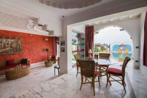 塔格梅斯Menzel Troguet, Dream House in Djerba的客厅配有桌椅和沙发