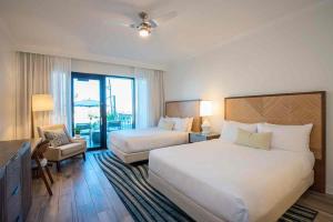 马拉松老鹰岩礁度假酒店的酒店客房设有两张床和一个阳台。