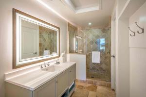 马拉松老鹰岩礁度假酒店的一间带水槽和淋浴的浴室