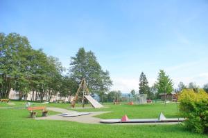 沙伊代格RELAX - GREEN mit Pool und Sauna的公园设有带滑梯和长椅的游乐场