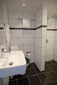 Hotel Kongensbro Kro的一间浴室