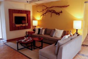 圣何塞德尔卡沃HOTEL COLLI的客厅配有沙发和桌子