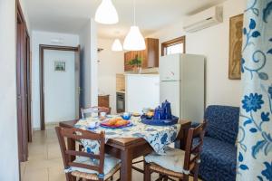 斯培基奥拉Ferienwohnung für 5 Personen ca 60 qm in Lido di Specchiolla, Adriaküste Italien Ostküste von Apulien的厨房以及带桌椅的用餐室。