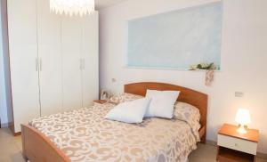 斯培基奥拉Ferienwohnung für 5 Personen ca 60 qm in Lido di Specchiolla, Adriaküste Italien Ostküste von Apulien的一间卧室配有一张大床和两个枕头