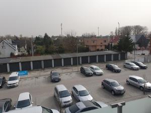 莱什诺Apartament Number 2 NOVA WOZOWNIA Free Parking的停车场有一堆汽车停放