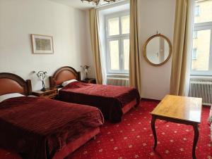 维也纳Mariahilf Citycenter Hotel的酒店客房,设有两张床和镜子