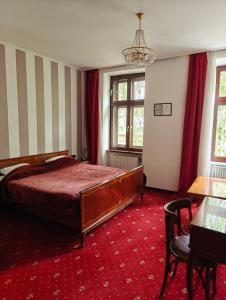 维也纳Mariahilf Citycenter Hotel的一间卧室配有一张床,铺有红色地毯