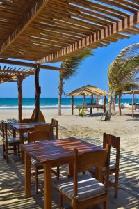 维加伊托Las Cabañas de Antica的海滩上的一组桌椅