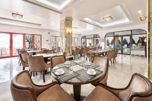 富国Harry Phu Quoc Hotel 3的餐厅设有桌椅和窗户。
