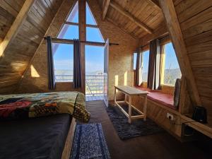 穆克缇斯瓦Lushtree Backpackers - Hostel & Cafe的一间位于小屋内的卧室,配有一张床和一个窗户