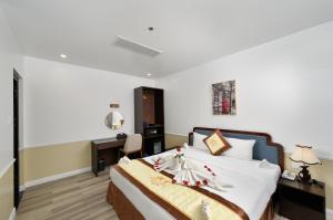 富国Harry Phu Quoc Hotel 3的配有一张床和一张书桌的酒店客房