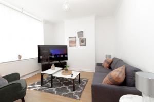 利物浦Liverpool Sanctuary: Modern Room for Two的带沙发和电视的客厅