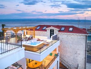 耶塞尼采Exclusive Villa Amara, heated pool - sea view的从带游泳池的大楼的阳台上可欣赏到风景