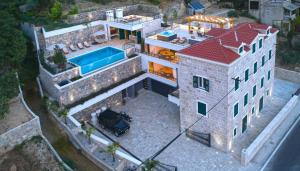 耶塞尼采Exclusive Villa Amara, heated pool - sea view的享有带游泳池的房屋的空中景致