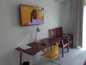 杜阿拉GRAND HOTEL CITY, Douala的一间带桌子和黄色椅子的用餐室