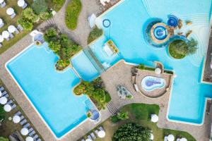 加尔齐尼亚诺辉煌酒店的享有度假村内两个游泳池的顶部景致