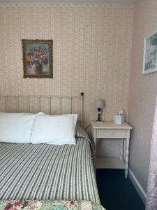 佩托斯基露台宾馆和1911餐厅的卧室配有一张床和一张桌子,墙上挂着一张照片