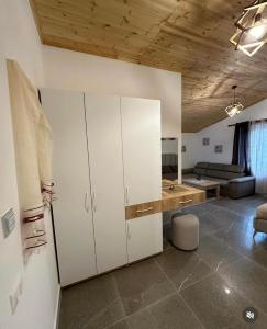 斯库台Qyteza Guest House & Camping的客厅配有白色橱柜和沙发。