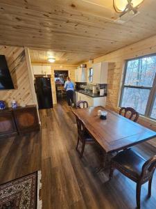 Mammoth SpringHideaway Cabin near Mammoth Springs, Ark的小屋内带木桌的用餐室