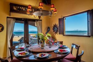 洛雷托Casa de Vista Hermosa的一间享有海景的带桌子的用餐室