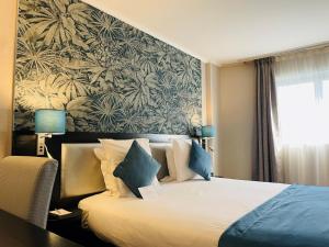 巴黎贝斯维斯特阿尔格鲁内申酒店的酒店客房,设有床铺和壁画