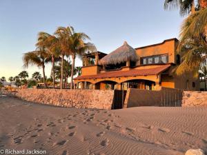 洛雷托Casa de Vista Hermosa的沙滩上的房子,沙滩上有脚印