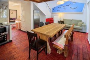 阿尔曼萨Quinta dos Amigos的厨房以及带木桌和椅子的用餐室。
