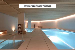 圣塞瓦斯蒂安Hotel Arima & Spa - Small Luxury Hotels的上方标有标志的建筑物内的游泳池