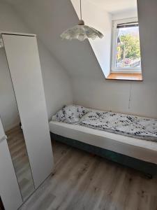 布莱德Apartmaji Pri Kokolu的一间小卧室,配有一张床和镜子