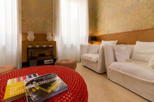 加利波利卡萨格特20住宿加早餐旅馆的客厅配有白色沙发和红色桌子