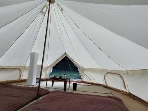 美作Glamchette Okayama -Glamping & Auto Camp- - Vacation STAY 19593v的帐篷配有一张床和一张桌子