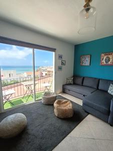 莫罗德哈布雷Jandia Beach的带沙发的客厅,享有海景