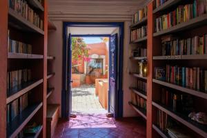 阿尔曼萨Quinta dos Amigos的通往书房的敞开大门