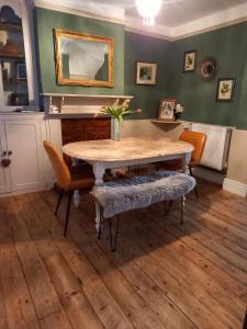 布里德波特Allington Hill-Bridport, Dorset的一间带木桌和椅子的用餐室