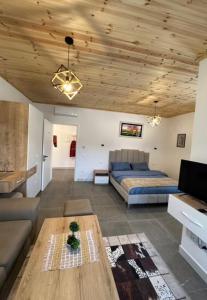 斯库台Qyteza Guest House & Camping的客厅配有床和桌子