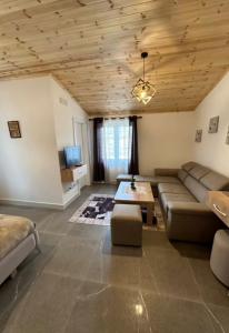 斯库台Qyteza Guest House & Camping的客厅配有沙发和桌子