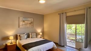 阿尔布费拉Bicos 303 by Check-in Portugal的一间卧室设有一张床和一个阳台的窗户。