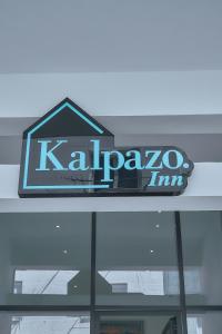 地拉那Kalpazo Inn Tirana的建筑物顶部的标志